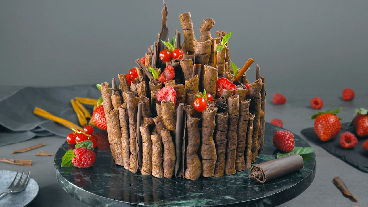 Einfacher Kuchen mit Baiser und Schokoladenmousse, der aussieht wie ein Märchenwald