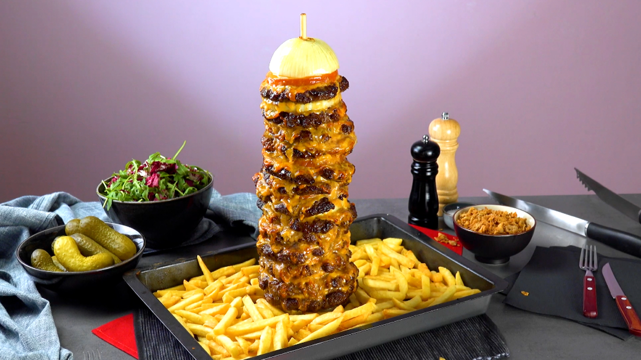 Burger Kebab auf einem Backblech mit Pommes